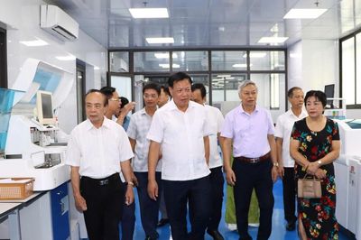 Thứ trưởng Bộ Y tế Đỗ Xuân Tuyên làm việc tại Trung tâm Kiểm soát bệnh tật Hưng Yên
