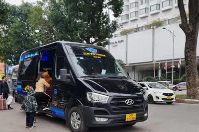 Xe hợp đồng vi phạm quy định về địa điểm đón, trả khách sẽ bị rút giấy phép