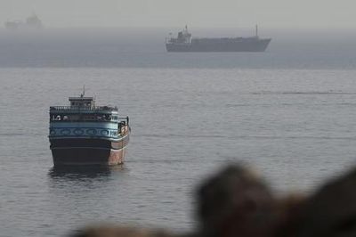 Hy vọng mở lại eo biển Hormuz mờ dần trước yêu cầu bồi thường từ Mỹ