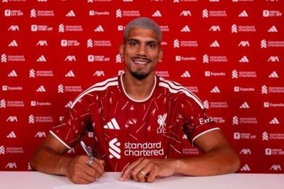 Liverpool công bố thương vụ Araujo