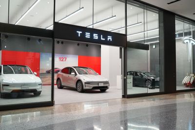Doanh số tăng vọt, Tesla mở thêm nhiều trung tâm giao xe tại Nhật Bản
