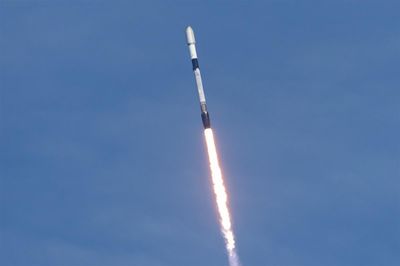 Tỷ phú Phạm Nhật Vượng 'bắt tay' Elon Musk đưa vệ tinh lên quỹ đạo năm 2027