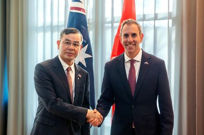 Bộ trưởng Tài chính làm việc với 2 bộ trưởng Australia