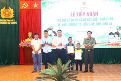 Công an Sơn La nhận nuôi dưỡng 2 trẻ em có hoàn cảnh đặc biệt khó khăn