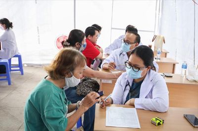 Hà Nội tháo gỡ vướng mắc, không để gián đoạn việc khám sức khỏe miễn phí cho người dân