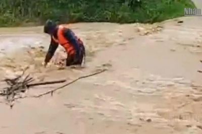 [Video] Mưa lũ gây chia cắt nhiều bản làng ở vùng biên giới tỉnh Quảng Trị