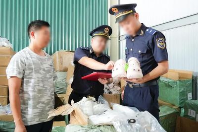 Hải quan phát hiện 800.000 bật lửa nghi xâm phạm quyền sở hữu trí tuệ