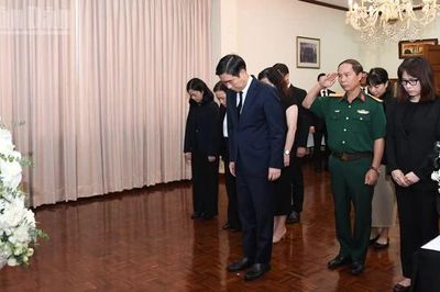 Đoàn đại biểu Đại sứ quán Việt Nam tại Thái Lan viếng đồng chí Saysomphone Phomvihane
