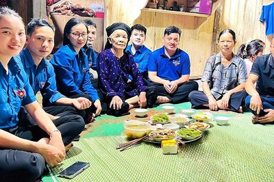 Bữa cơm cùng mẹ liệt sĩ