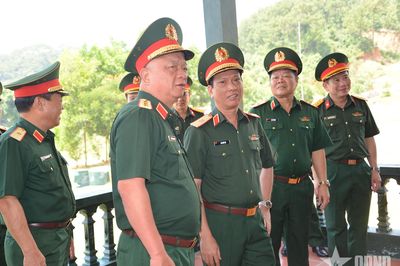 Thượng tướng Nguyễn Quang Ngọc kiểm tra công tác quân sự - quốc phòng tại Lữ đoàn 242