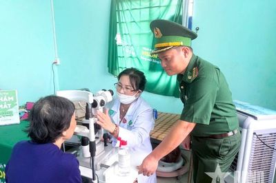 Cà Mau: Khám bệnh, cấp thuốc miễn phí cho 250 người dân nghèo khu vực biên giới