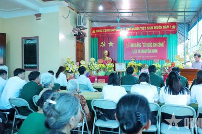 Trao bằng 'Tổ quốc ghi công' cho thân nhân liệt sĩ Nguyễn Hinh
