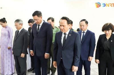 Đoàn lãnh đạo thành phố viếng Chủ tịch Quốc hội Lào Xaysomphone Phomvihane tại Tổng Lãnh sự quán Lào ở Đà Nẵng