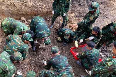 TPHCM: Tìm thấy đôi dép cao su, bình tông tại khu vực tìm kiếm hài cốt liệt sĩ