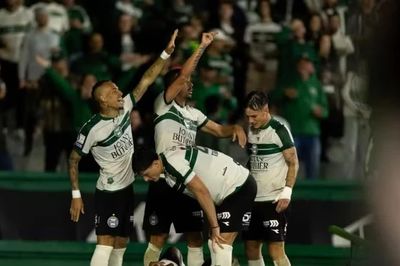 Màn ăn mừng 'có một không hai' tại giải bóng đá Brazil