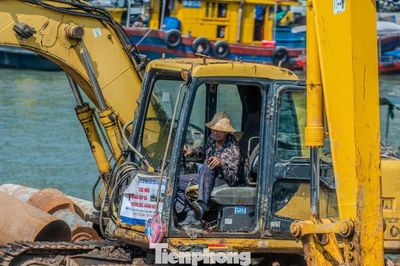 Người lao động vất vả bám trụ mưu sinh giữa trời nắng thiêu đốt