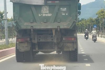 Theo chân xe chở cát 'tắm đường' ở Quảng Ngãi: Những ống nước tinh vi được giấu dưới gầm xe