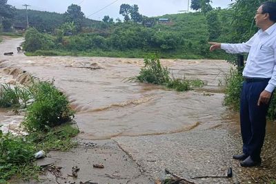Mưa lớn 'nhấn chìm' cầu tràn ở Quảng Ngãi, 283 hộ dân bị chia cắt