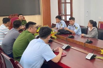 Công an làm việc với người phụ nữ tự đóng nước vào chai thương hiệu bán gần bệnh viện