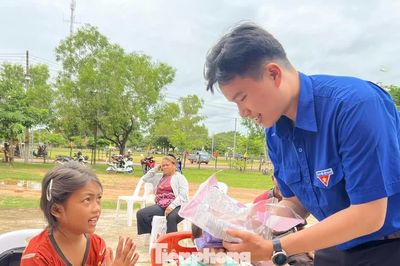 'Áo xanh' Đà Nẵng nối nhịp sẻ chia trên đất bạn Lào