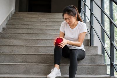4 thói quen gây hại cho đầu gối, không phải leo núi