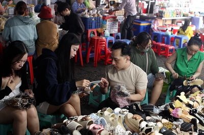 Du khách rủ nhau đến chợ trăm tuổi ở TPHCM trải nghiệm đóng guốc mộc