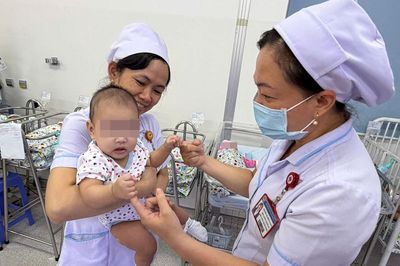Xúc động ngày 'đứa trẻ' trở về nơi mình sinh ra sau 25 năm