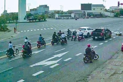 Xe tải cẩu tông loạt xe máy đang dừng đèn đỏ ở Hà Tĩnh