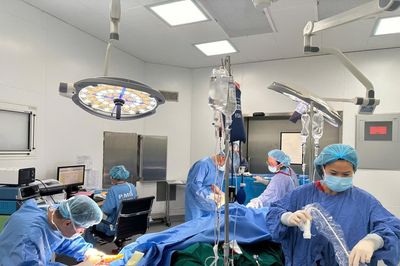 Không đợi người nhà, bác sĩ bật báo động đỏ, đẩy thẳng bệnh nhân vào phòng mổ
