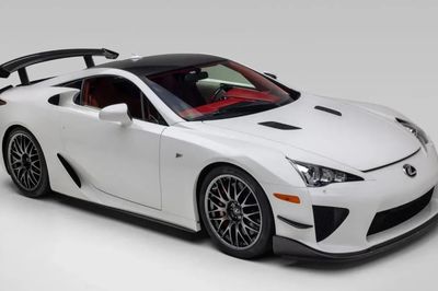 Lexus đời 2012 hàng hiếm mới lăn bánh 116km rao giá 2 triệu USD