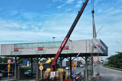 Tháo dỡ trạm thu phí cửa ngõ TPHCM sau gần 6 năm bỏ không