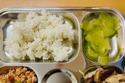 Bữa ăn học đường đang 'bỏ quên' chiều cao của trẻ