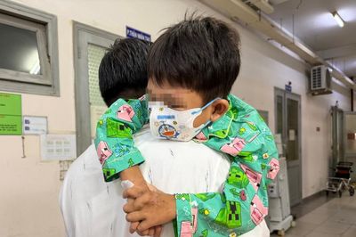Giọt nước mắt của người mẹ ngày con trai 7 tuổi xuất viện sau ghép thận