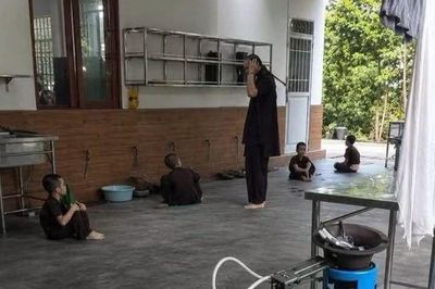 Khẩn trương xác minh vụ 'người đàn ông mặc áo nâu' đánh cháu bé tại chùa Bầu