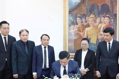 Đoàn đại biểu tỉnh Nghệ An viếng Chủ tịch Quốc hội Lào