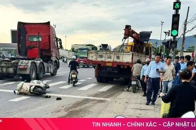 Hà Tĩnh: Xe tải cẩu tông 4 xe máy đang dừng chờ đèn đỏ