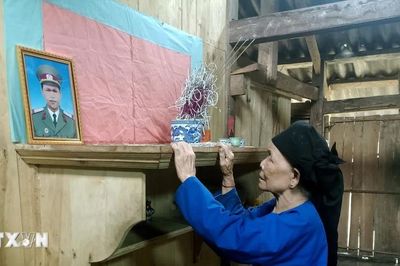 Tuyên Quang: 45 năm người mẹ vùng biên ngóng tin con