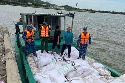 Cảnh sát biển phát hiện phương tiện chở khoảng 20 tấn đường cát không rõ nguồn gốc