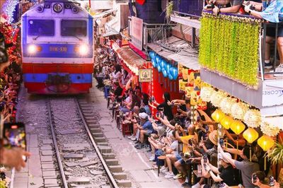 Xác minh clip nữ du khách bị tàu hỏa hất văng điện thoại ở 'phố cà phê đường tàu'