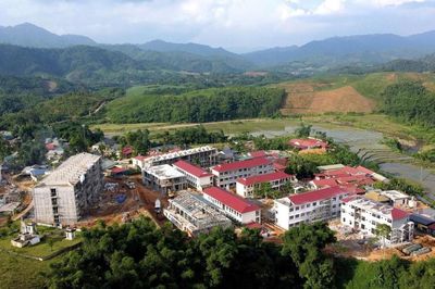 Phía sau đại công trình: Người mẹ đổ mồ hôi, góp sức xây trường cho con