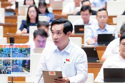 Đại biểu đề xuất bố trí điểm dừng cho shipper giao hàng, người đi xe máy gọi điện thoại