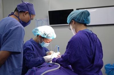 Người đàn ông 35 tuổi nhập viện sau khi 'chữa mẹo' bằng nuốt miếng cơm to
