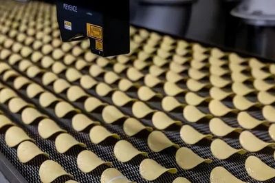 “AI chip ăn được” đầu tiên thế giới: Khi AI bước vào dây chuyền sản xuất khoai tây chiên đóng lon