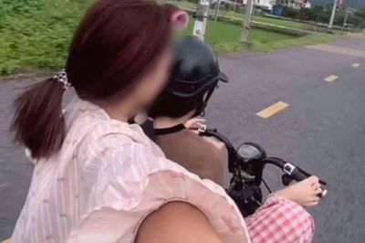 Dùng chân điều khiển xe đạp điện, nữ sinh lớp 9 nhận cái kết nhớ đời