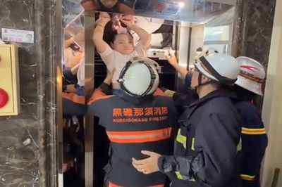Hà Nội: 8 cháu nhỏ bị mắc kẹt trong thang máy được giải cứu kịp thời