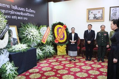 Chủ tịch Hội LHPN Việt Nam Lê Thị Thủy viếng Chủ tịch Quốc hội Lào Xaysomphone Phomvihane