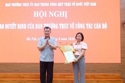Bà Đinh Thị Thúy Ngân giữ chức Phó Chánh Văn phòng Cơ quan UBTƯ MTTQ Việt Nam
