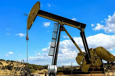 Giá dầu tăng 5% khi hy vọng mở lại eo biển Hormuz suy giảm