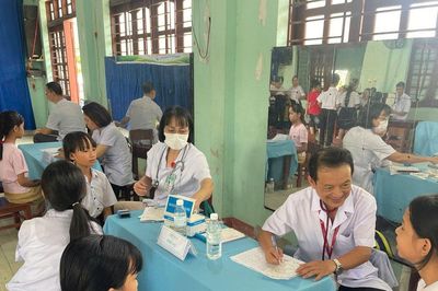 Thu hút, giữ chân bác sĩ cho y tế cơ sở