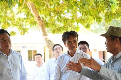Phó Bí thư Thường trực Thành ủy Nguyễn Khắc Toàn thăm Địa đạo Kỳ Anh và dâng hương tại Khu lưu niệm Chủ tịch Hội đồng Nhà nước Võ Chí Công